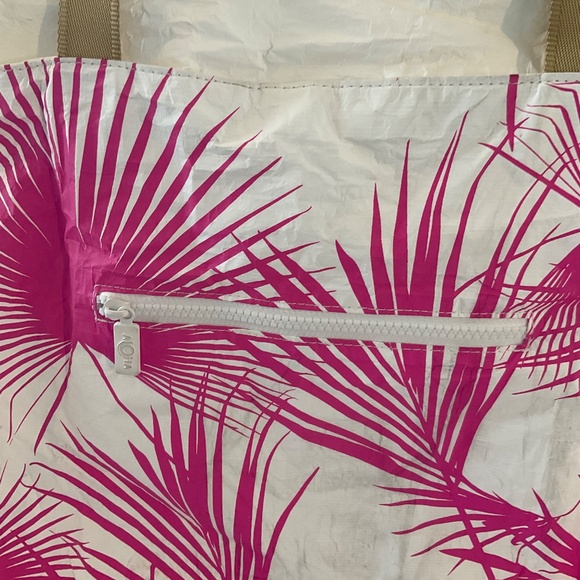 ALOHA Collection Day Tripper Day Palms Electric Neon Pink/White Bag - Picture 3 of 10